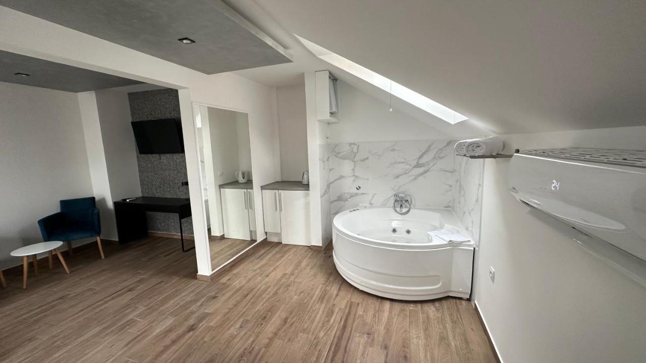 Seti Gorgeous Apartments With Jacuzzi Belgrade Luaran gambar