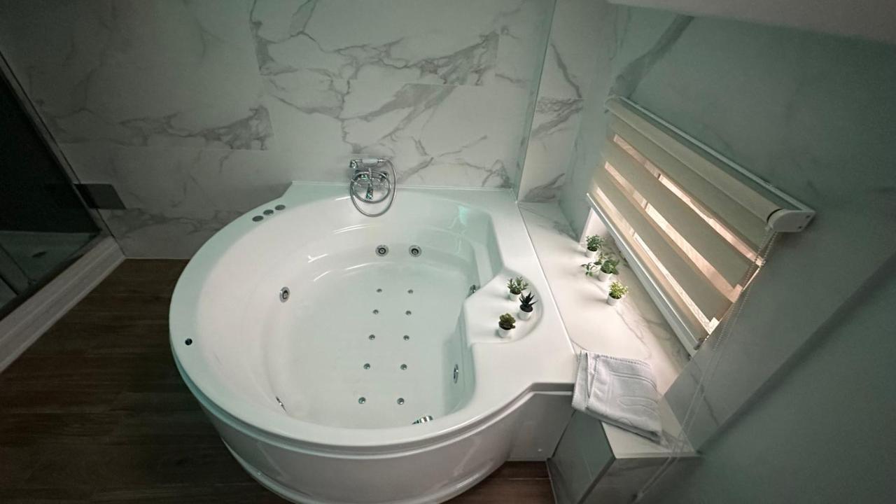 Seti Gorgeous Apartments With Jacuzzi Belgrade Luaran gambar