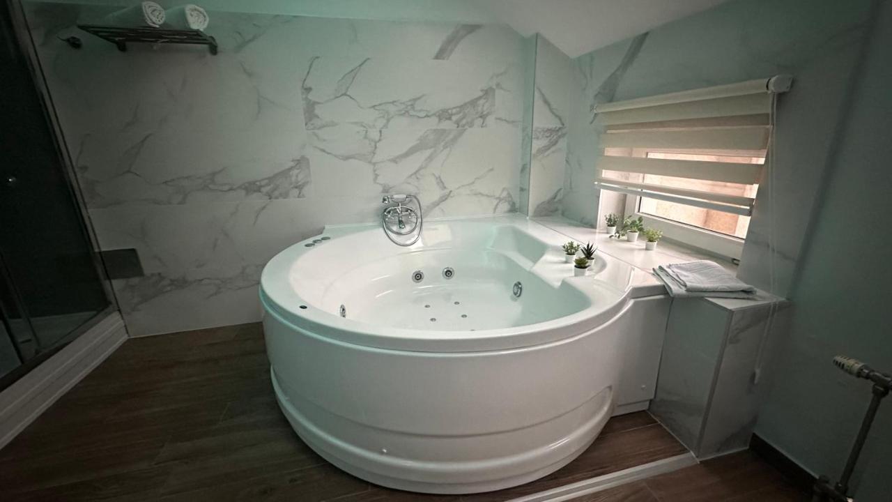Seti Gorgeous Apartments With Jacuzzi Belgrade Luaran gambar